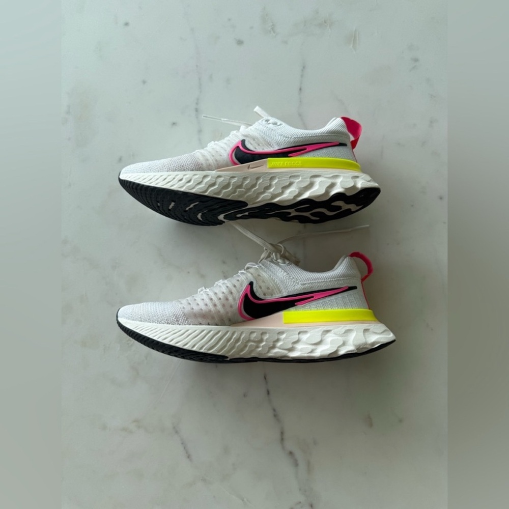 Nike - Picture 2 of 7
